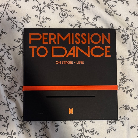 BTS Permission To Dance on stage-live album NWOT NO PHOTOCARDS!!! - Picture 2 of 6
